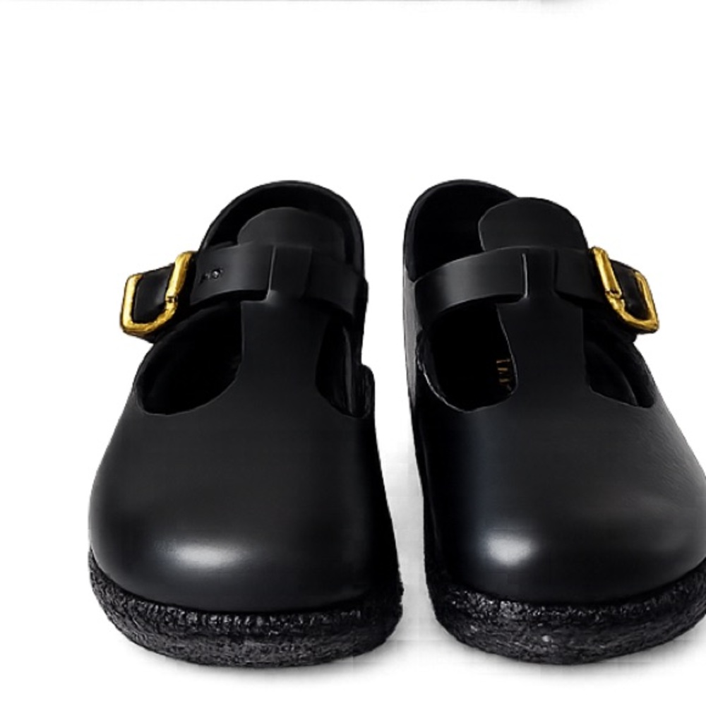 Classic Yuketen leather clogs featuring with an adjustable brass buckle.